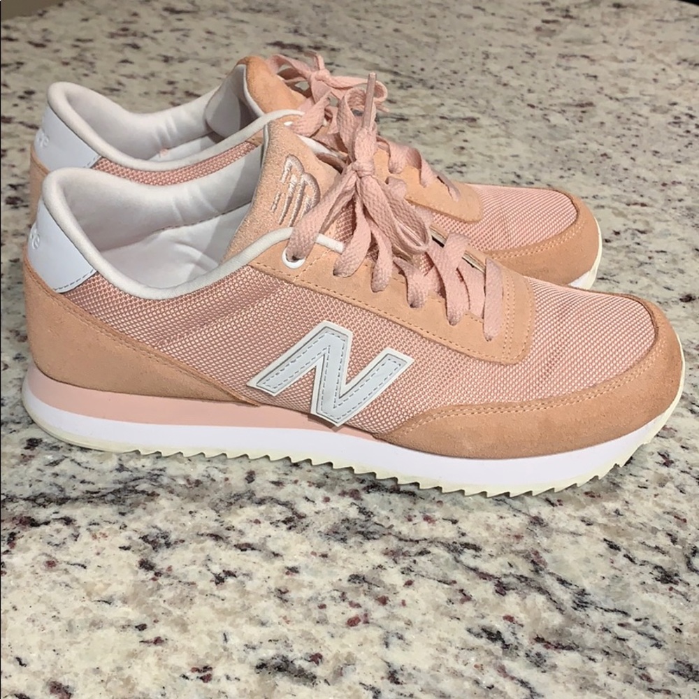 Women’s New Balance tennis shoes